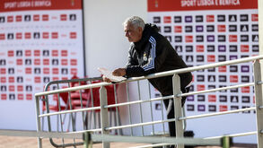 Focado na partida e com a ficha de jogo na mão: Mourinho de olho nos sub-23 do Benfica