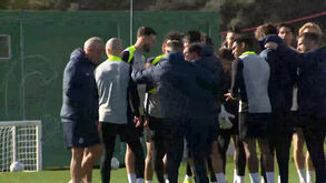 Aplausos e passagem pelo 'corredor': o regresso de Nuno Santos aos treinos do Sporting 458 dias depois