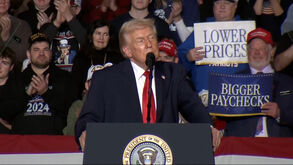 Trump critica Ilhan Omar horas antes de a congressista ser atacada em Minneapolis 