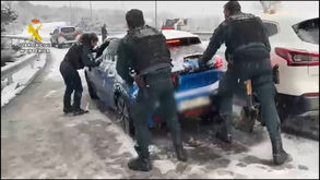 Guardia Civil espanhola ajuda condutores presos na neve em Madrid