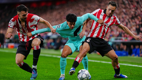 João Simões rodeado por adversários no Ath. Bilbao-Sporting