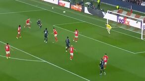 Mbappé marca na Luz e adianta o Real Madrid 