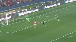 Schjelderup marca e Benfica empata frente a equipa adversária.
