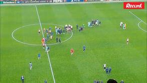 Jogadores do Sporting fazem a festa no relvado do San Mamés após vitória sobre o Ath. Bilbao