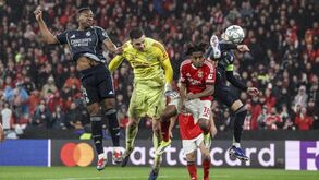 Foi a última cena de filme hollywoodesco, que acabou em apoteose. A precisar de um golo para a qualificação, o Benfica chega ao 4-2 por... Trubin! Aursnes cobrou a falta e o guarda-redes encarnado, na área contrária, subiu ao 3.º andar e cabeceou com êxito. Fantástico! Inesquecível!