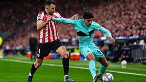 Disputa de bola entre jogadores do Ath. Bilbao e Sporting