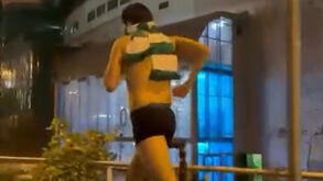 Prometeu e cumpriu: adepto do Sporting corre de boxers à volta do Estádio de Alvalade após vitória