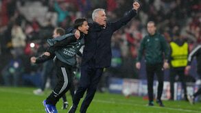 Mourinho festeja golo frente ao Real Madrid com o apanha-bolas Francisco Cunha