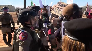 Polícia usa gás-pimenta para dispersar manifestantes junto a centro de detenção nos EUA onde estão pai e filho de 5 anos