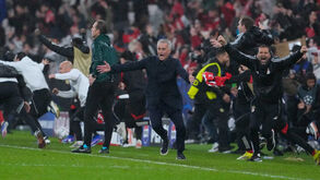 José Mourinho festeja durante a vitória do Benfica sobre o Real Madrid