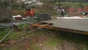 Casas pré-fabricadas completamente destruídas devido ao mau tempo em Sobral de Monte Agraço