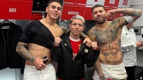 Foto tirada no balneário do Benfica mostra Barrenechea com proteção no ombro direito