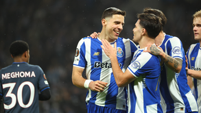 Bednarek festeja com os companheiros após ter participado num dos três golos do FC Porto frente ao Rangers