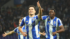 Jogadores do FC Porto festejam um dos golos da vitória sobre o Rangers