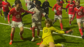 Miúdos das escolinhas do Benfica replicaram golo de Trubin ao Real Madrid e não se esqueceram... dos festejos