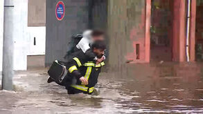Menino retido em estrada inundada é salvo por bombeiro em Águeda