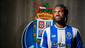 Marega posa com a camisola do FC Porto junto ao símbolo do clube