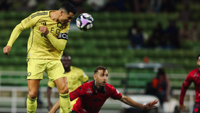 Cristiano Ronaldo cabeceia a bola durante o Al Kholood-Al Nassr