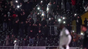 À falta de luz nos holofotes do D. Afonso Henriques, adeptos ligaram as lanternas dos telemóveis para iluminar as bancadas