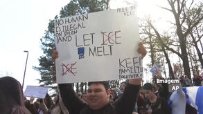 Estudantes saem da escola para protestar contra as atividades do ICE nos EUA 