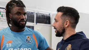 Dos muitos sorrisos com os novos companheiros ao reencontro com Farioli: o primeiro dia de Moffi no Olival