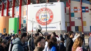 Dezenas de voluntários metem mãos à obra e ajudam a limpar estragos junto ao Magalhães Pessoa