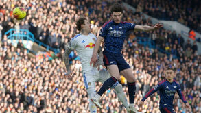 Os jogadores de Leeds e Arsenal em ação