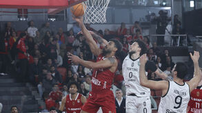 Os jogadores de Benfica e Sporting em ação durante o dérbi