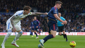 Gyökeres protege a bola do adversário no Leeds-Arsenal