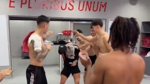 Balneário do Benfica virado do avesso: Prestianni festeja o 20.º aniversário e recebe como 'prenda' vários... calduços