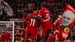 Jogadores do Liverpool abraçam-se em campo
