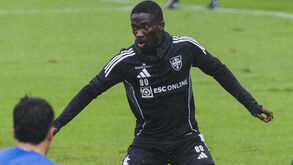 Ofori em ação no jogo-treino com o 1.º Dezembro