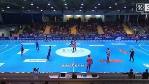 Jogo de hóquei em patins com transmissão direta e público nas bancadas