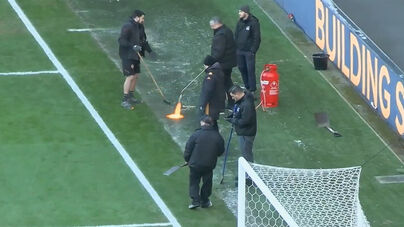 De maçarico em punho responsáveis do Hull City tentam derreter gelo para 'salvar' jogo do Championship