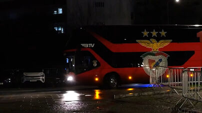 A chegada do Benfica a Gaia com Enzo Barrenechea na comitiva