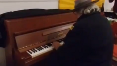 Manuel João Vieira canta 'Marilú' no encerramento da noite eleitoral