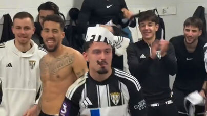 Tal pai, tal filho: Moisés Conceição celebra apuramento do Amarante... de charuto na boca