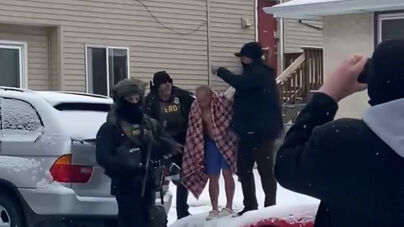 «Estava a tremer»: ChongLy foi detido em casa pelo ICE e conta que agentes o retiraram de casa só com roupa interior