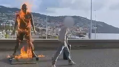 Homem deita fogo à estátua de CR7 no Funchal
