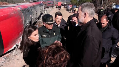 Reis de Espanha visitam local do acidente ferroviário em Espanha