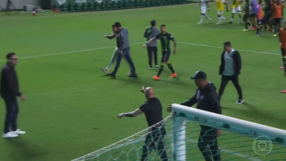 Chamaram Sampaoli de 'baixinho' e treinador argentino quase chegou... a vias de facto