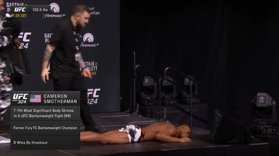 Lutador de UFC desmaia após pesagem e bate com a cara no chão