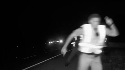 Polícias escapam por centímetros a carro descontrolado em autoestrada nos EUA 