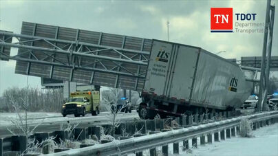 Sinalização de autoestrada cai em cima de camião nos EUA