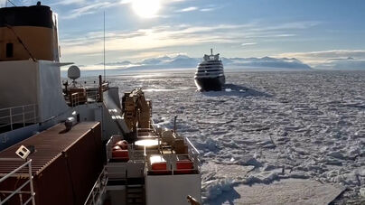 Cruzeiro com 200 passageiros fica preso na Antártica e é libertado com ajuda da guarda costeira dos EUA 