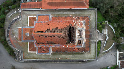 Casas danificadas após a passagem de um tornado