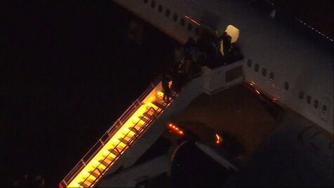 O momento em que o avião que transportou Nicolás Maduro aterrou em Nova Iorque