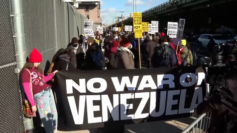 Manifestantes protestam contra ataque dos EUA à Venezuela em frente à prisão onde Maduro está detido em Nova Iorque   