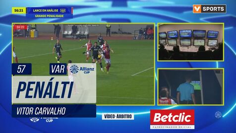 Árbitro consultou as imagens após ser alertado pelo VAR e assinalou penálti para o V. Guimarães