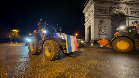 Centenas de agricultores franceses levam tratores para o centro de Paris em protesto contra o acordo UE-Mercosul 
